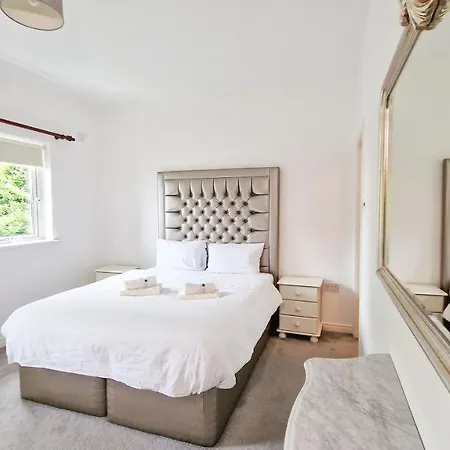 Stylish 3 Bedroom House דירה גלוואיי