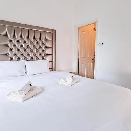 Stylish 3 Bedroom House דירה *